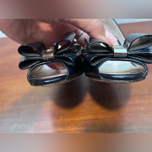 Vince Camuto Varro black patent peep toe wedge with bow 7 M - Picture 13 of 14